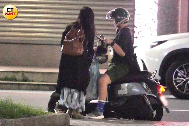 骑着机车的李屏瑶来接连俞涵。（图／本刊摄影组）