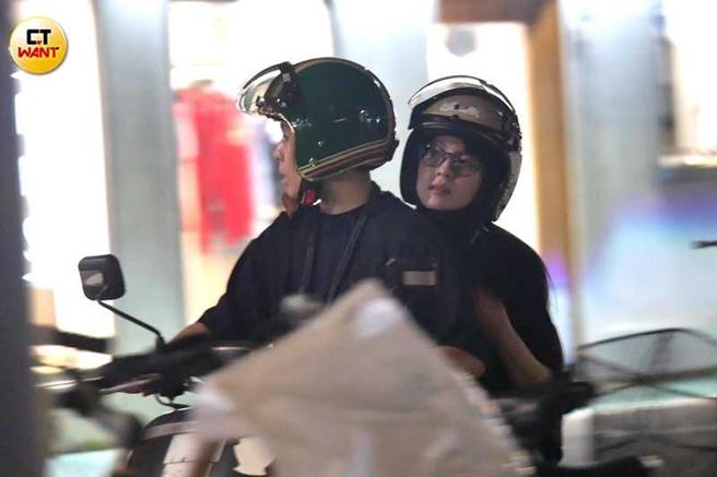 待连俞涵坐稳后李屏瑶加速驶离捷运站，但互动略嫌冰冷。（图／本刊摄影组）