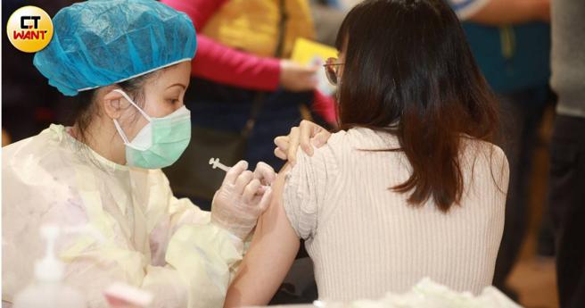 新冠疫情造成大规模病毒感染，也使得许多人的免疫系统永远被改变了，例如红斑性狼疮患者就增加近3倍。（图／记者周志龙摄）