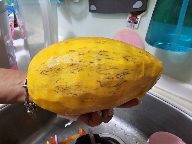 芒果削皮發現果肉的纖維布滿褐色細絲，宛如腳毛般讓女子不敢吃。（圖／翻攝自爆廢1公社）