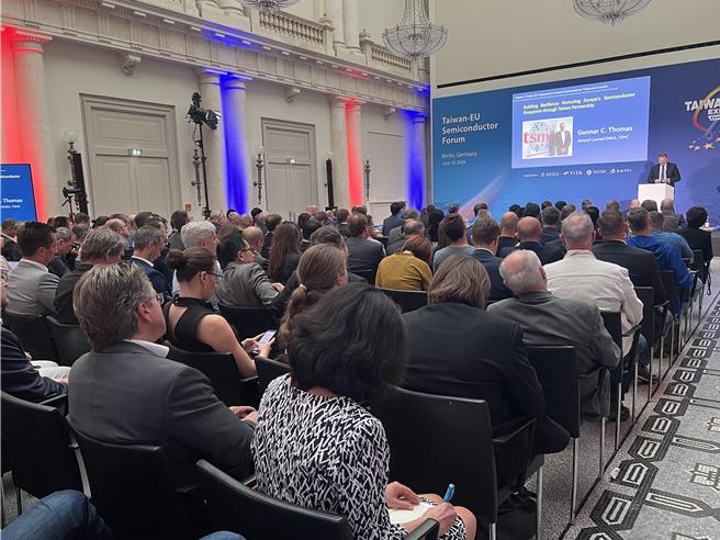 外贸协会10日再于德国柏林举办「台欧半导体合作论坛」，包括欧积电、默克、恩智浦等高层主管都前往参与。(王玉树提供)