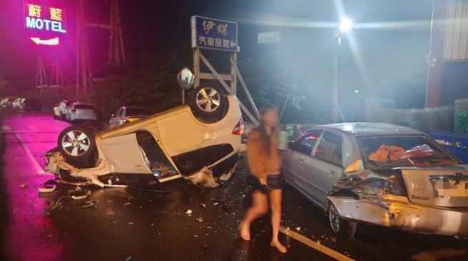 曾女驾车失控撞击路旁2辆车后翻覆。（民眾提供／孙英哲彰化传真）