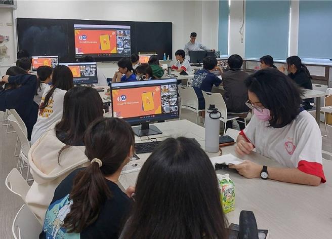 内湖高中与凤山高中合作开设跨校远距课程。（教育部提供／林志成台北传真）