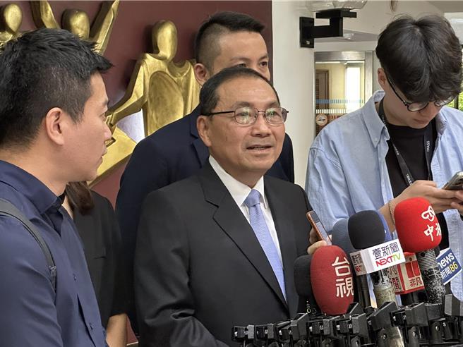 新北市長侯友宜11日上午赴議會總質詢，針對參選2026新北市長人選，他受訪表示，人民有智慧會選出最好的領導人。（高鈞麟攝）