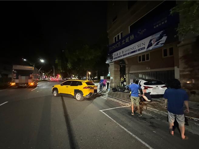 高雄深夜一辆轿车擦撞货车后，向右猛偏将计程车撞离车格，并衝上骑楼撞倒8辆机车。（警方提供／任义宇高雄传真）
