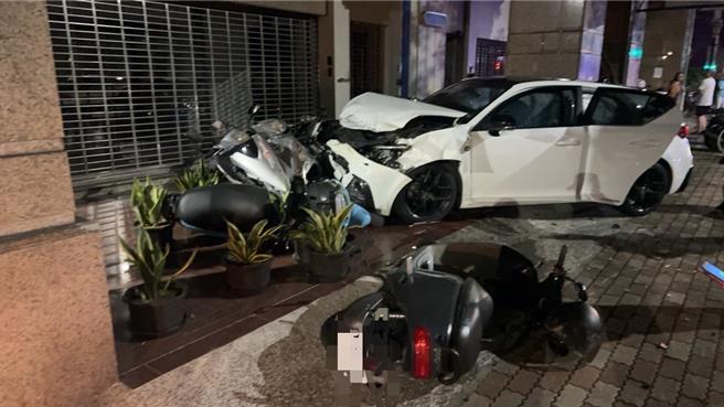 高雄深夜一辆轿车擦撞货车后，向右猛偏将计程车撞离车格，并衝上骑楼撞倒8辆机车。（警方提供／任义宇高雄传真）
