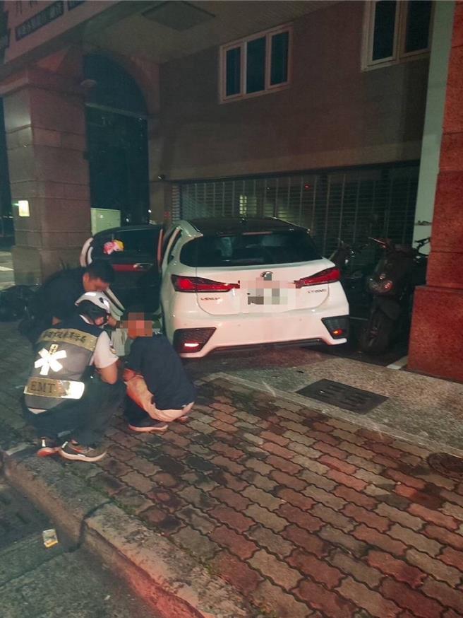 撞进骑楼的轿车驾驶没有酒驾，经警消人员协助脱困后没有受伤，疑似因疲劳驾驶酿祸。（警方提供／任义宇高雄传真）