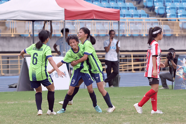 花莲富世国小李子萱(左二)进球后，队友簇拥庆祝。（迷你足球协会提供）