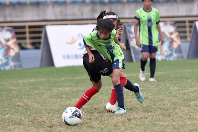 花莲富世国小白芷瑄(右)每球都拚尽全力。（迷你足球协会提供）