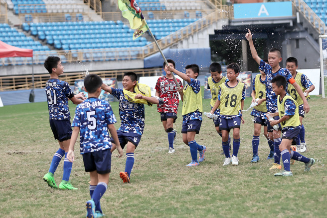 台中市清水国小男足夺冠后全队泼水庆贺。（迷你足球协会提供）