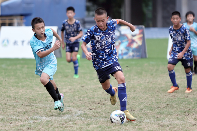 台中市清水国小陈秉泽(中)在冠军赛大演帽子戏法。（迷你足球协会提供）