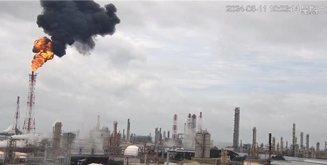 中油林園廠機組跳車冒黑煙、火光，高市府環保局祭出重罰。（高市府環保局提供）