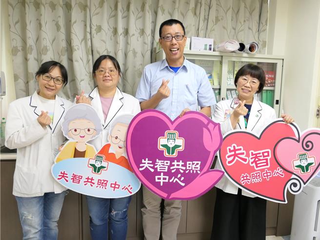 云林县北港妈祖医院医师许致善（右二）11日表示结合禅绕画与VR体验课程，让社会大眾更理解失智者的处境，也帮助照顾者，找出更适合失智者的照顾模式。（张朝欣摄）