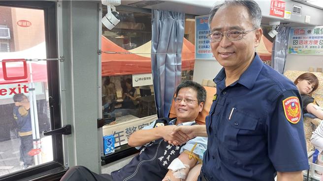 桃园市政府警察局桃园分局为展现警察博爱精神及热心公益情操，与医疗财团法人台湾血液基金会新竹捐血中心11日在桃园分局前举办警察节「SHOW出你的一臂之力捐血活动」，期盼捐出热血，也呼吁社会「捐血一袋，救人一命」。（警方提供）