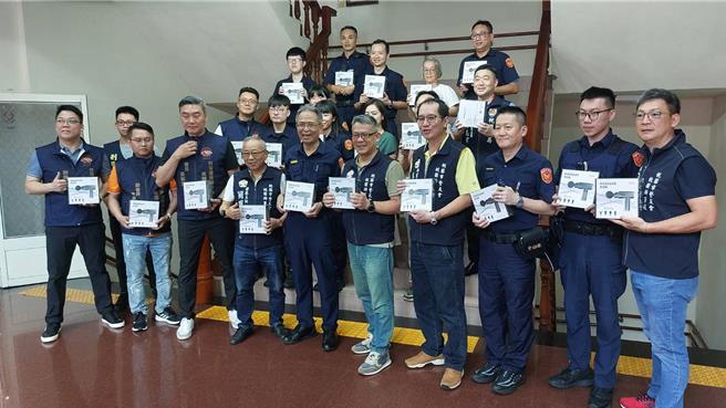 桃园警友办事处主任杜彦儒、荣誉主任简宝鋐率领警友团队蒞临分局，致赠每位同仁筋膜枪，希望能为辛劳的员警舒压。（警方提供）