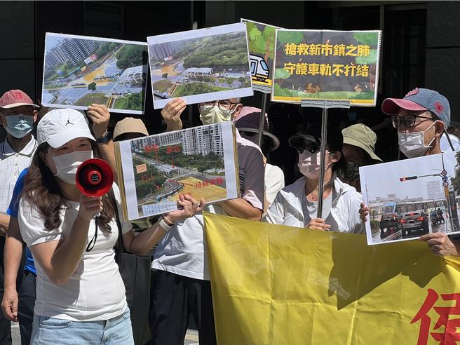 淡海新市鎮公七公園自救會近50名成員今到新北市府前陳抗。（王揚傑攝）