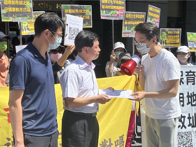 淡海新市鎮公七公園自救會將陳情書交給警察局及消防局代表。（王揚傑攝）