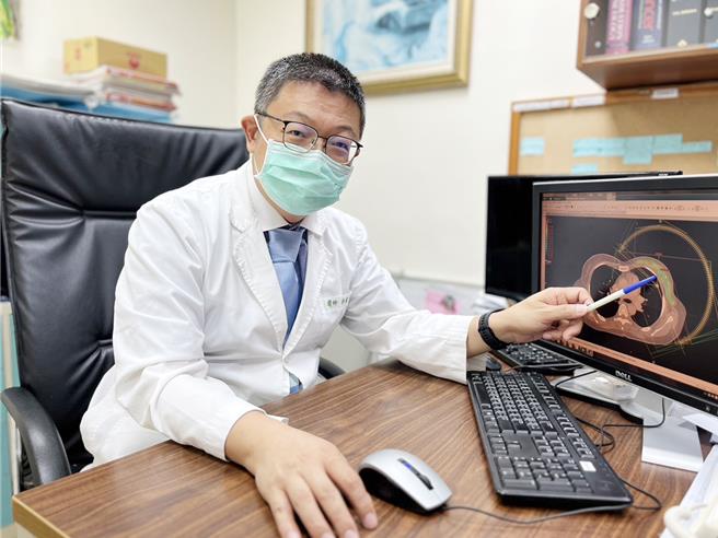 澄清医院中港院区放射肿瘤科主任许维中表示，在25次光子刀放射治疗中，精确调控放射剂量，不仅成功保护刺青，后续检查也显示无癌细胞踪迹。（澄清医院提供／冯惠宜台中传真）