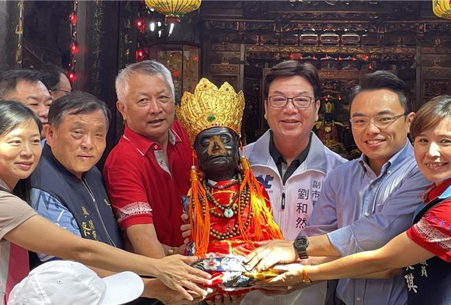 新北市副市长刘和然与淡水仕绅共同恭请清水祖师起驾。（民政局提供）
