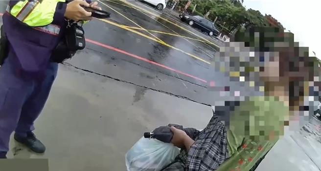 警方赶到场将随机踹人的郭女(右)带回侦办。（读者提供／曹婷婷台南传真）