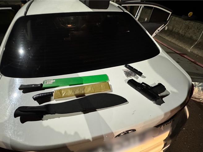 警方在涉案车辆内查扣BB枪、镇暴枪、刀械等证物。（新北市新庄警分局提供）