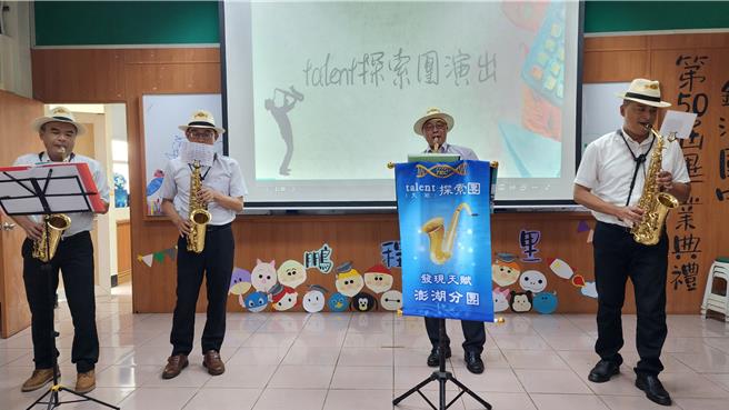 併校前最後一場畢典，鎮海國中校長陳冠全邀其他三校長共組樂團為學生演奏還搞笑娛生。（許逸民攝）