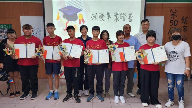 併校前最後一場畢典，鎮海國中6名畢業生和師長與家長合影留念。（許逸民攝）