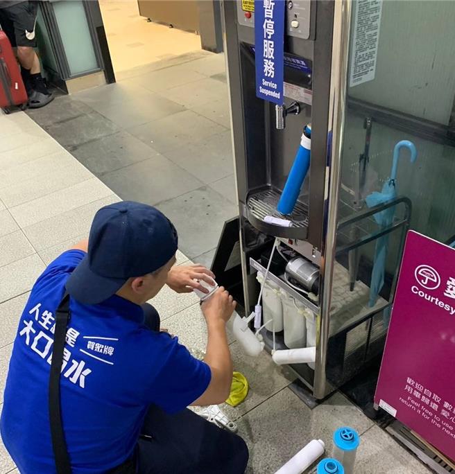 桃園捷運公司接獲民眾檢舉，指稱公司所委託的水質檢測廠商因採檢過程瑕疵，可能導致檢驗結果失真。桃捷7日因此決議暫停開放全線飲水機，10日則恢復全線各站各有1部飲水機可使用。(桃捷公司提供／呂筱蟬桃園傳真)
