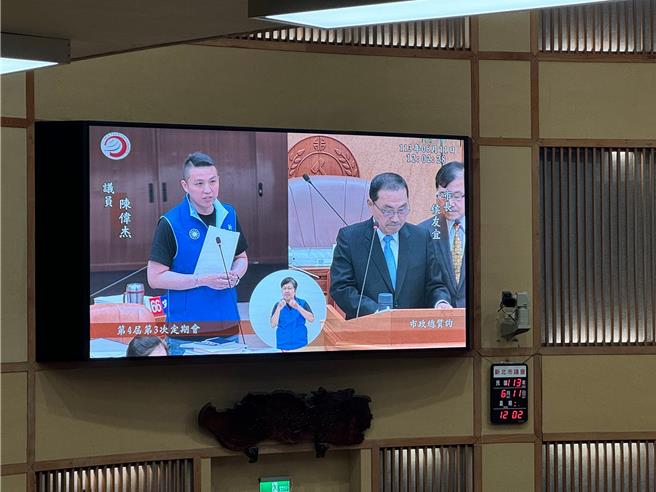 海巡署北部分署9日在新北市漁人碼頭逮補一名自稱「投靠自由」、具有軍事背景的阮姓偷渡客。國民黨籍新北市議員陳偉杰今（11）日在新北市議會提及此事，新北市長侯友宜直呼「我們也覺得很不可思議」。（柯毓庭攝）