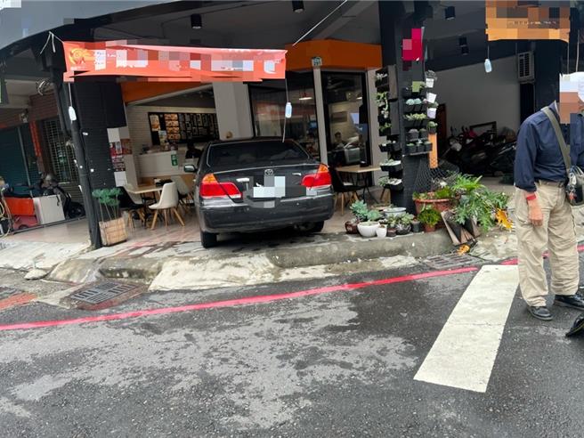 高雄左营南屏路一辆汽车11日上午因未礼让直行车，与另一辆汽车擦撞后滑入邻近路口的早餐店内。（翻摄照片／林瑞益高雄传真）