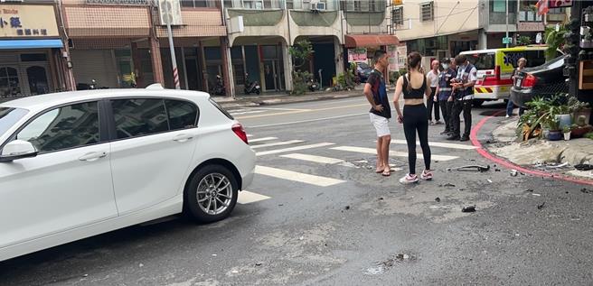 高雄左营南屏路与新正路口11日上午发生车祸，图为车祸现场。（翻摄照片／林瑞益高雄传真）
