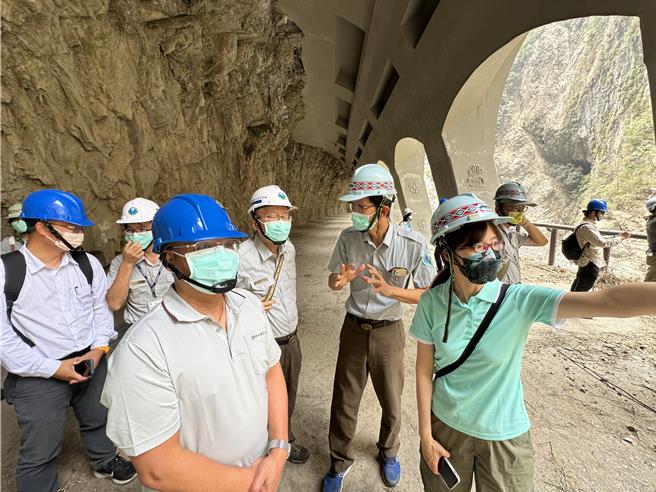 国家公园署震后成立「0403地震灾后专案小组」，调查太鲁阁国家公园内景点跟步道受损状况，决定採分期分区进行復健及开放，并从受损较轻、安全性相对较高的区域开始修復。（太管处提供／罗亦晽花莲传真）