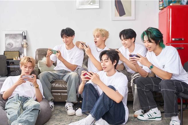 Ozone左起子翔、文廷、哲言、佳辰、祖安、煥鈞。（索尼音樂提供）