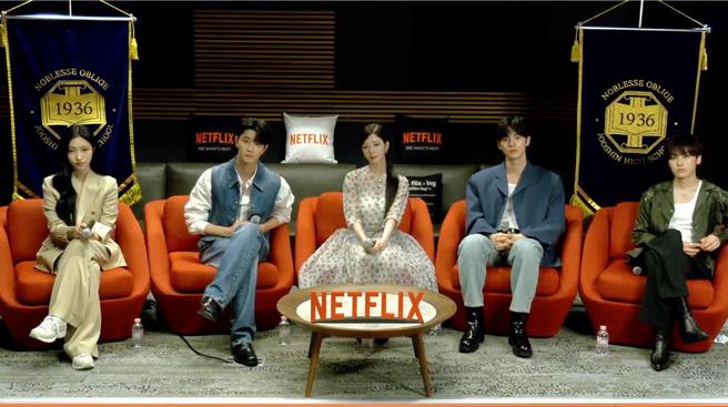 池惠圆（左起）、金载原、卢正义、李彩玟、李元祯为《名校的阶梯》接受台湾媒体线上访问。（Netflix提供）