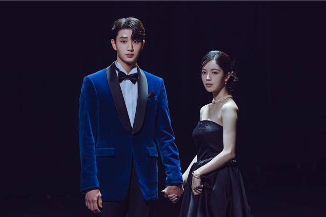 金载原（左）、卢正义在《名校的阶梯》中饰演班对。（Netflix提供）