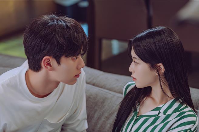 李彩玟（左）在《名校的阶梯》中和卢正义有精彩的感情线。（Netflix提供）