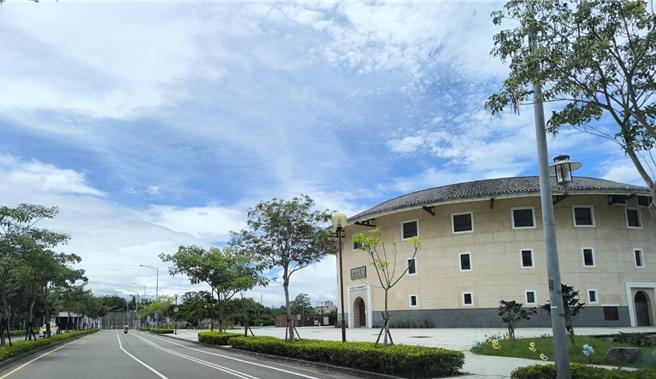 苗栗客家圓樓附近為苗栗縣高鐵特定區，縣府近日成功標售出3筆住宅用地。（李京昇攝）