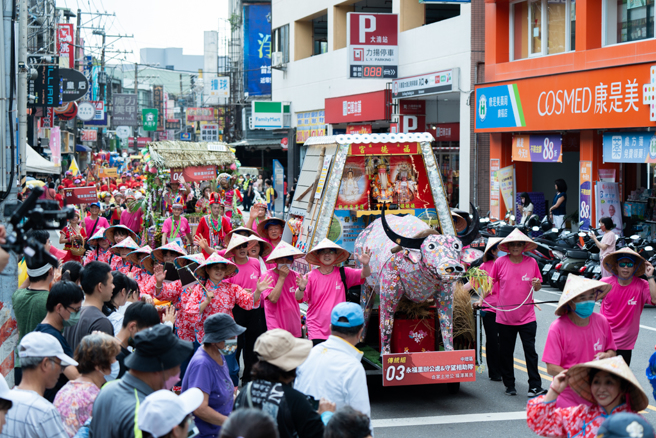 桃园闽南文化节艺阁踩街今年融入跨族群文化元素。(图/桃园市文化局提供)