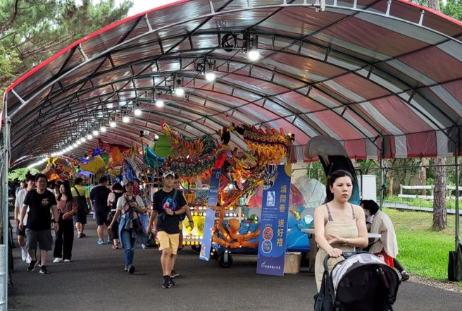 桃园闽南文化节艺阁创作展现文化永续、多元发展主题。(图/桃园市文化局提供)