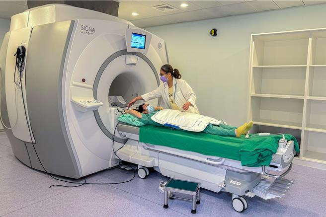 中医大新竹附医引进3.0T磁振造影仪，能快速精准检查诊断。（中医大新竹附医提供／罗浚滨新竹传真）