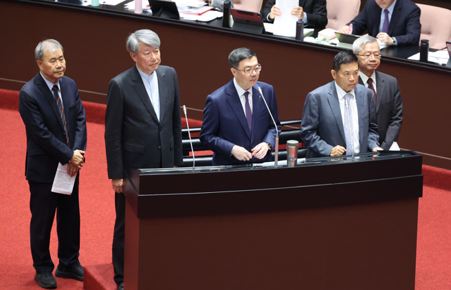 針對立委葛如鈞詢問科技產業用電情況與台灣AI人形機器人發展問題，教育部長鄭英耀（左起）、經濟部長郭智輝、行政院長卓榮泰、國發會主委劉鏡清、國科會主委吳誠文上台答詢。（姚志平攝）