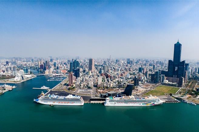 挪威宝石及里维拉双轮靠泊高雄港。（港务公司提供／陈佑诚台北传真）