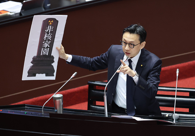 立委葛如鈞11日在立法院針對科技產業用電情況與台灣AI人形機器人發展問題詢問行政院長卓榮泰。（姚志平攝）