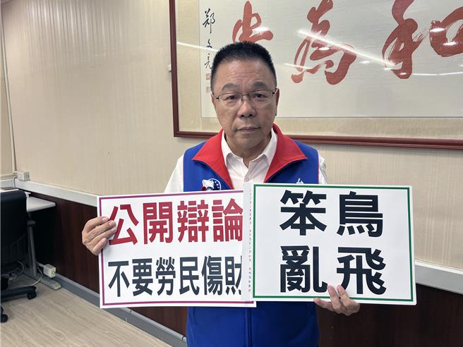 国会改革法案战火延伸，本月15日台南将出现蓝鸟对青鸟街头大战。对此，台南市议会国民党团发言人、市议员蔡育辉痛批说，朝野都动员自己人参加，根本是「脱屁子放屁，多此一举」，并不会影响选民的结构。（洪荣志摄）