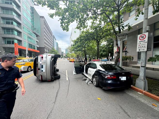 休旅車撞上警車後翻覆，造成兩名警員受輕傷。（翻攝照片／林郁平台北傳真）