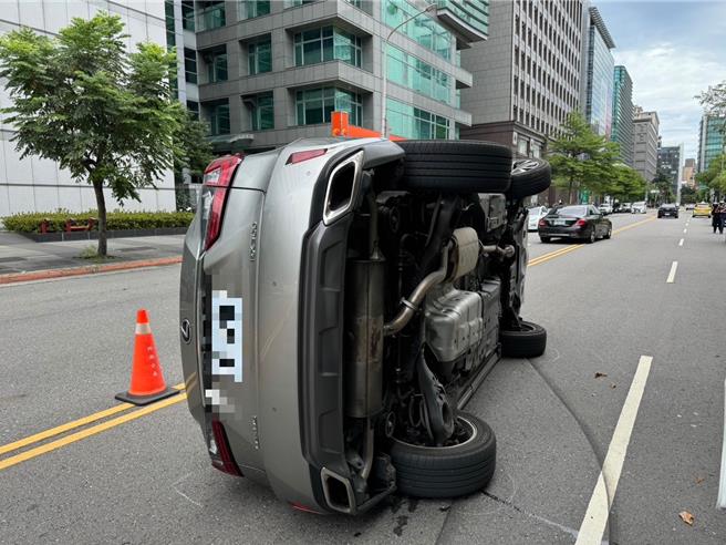 休旅車撞上警車後翻覆，造成兩名警員受輕傷。（翻攝照片／林郁平台北傳真）