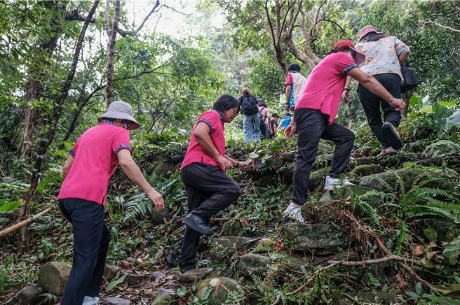 新竹縣政府今年「森遊竹縣」將以台3線客庄鄉鎮特色步道，結合國家級綠道「樟之細路」，6月底將推出關西渡南及飛鳳古道等10條「Hike客」任務步道。（羅浚濱攝）
