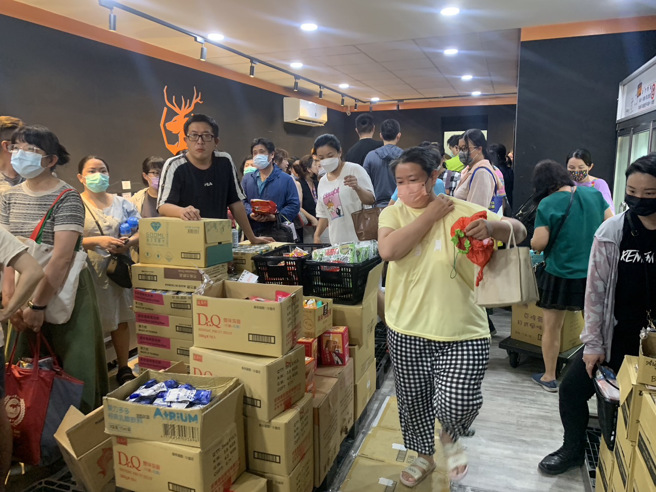 在高屏享有高知名度的「尊青团购连锁超市」惊传恶意倒闭，其中一间分店今最后一天营业，民眾纷纷前往抢购。（图／吴慧芬摄）