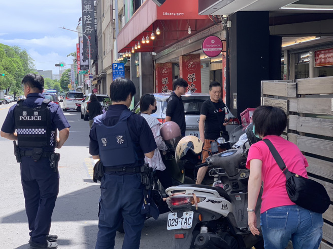 在高屏享有高知名度的「尊青团购连锁超市」惊传恶意倒闭，警方到场了解。（图／吴慧芬摄）