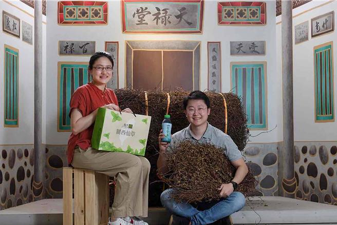 關西鎮青農劉興檀返鄉接手父親創辦的仙草加工廠，陸續取得GHP與HACCP認證，獲選百大青農。（新竹縣政府提供／羅浚濱新竹傳真）